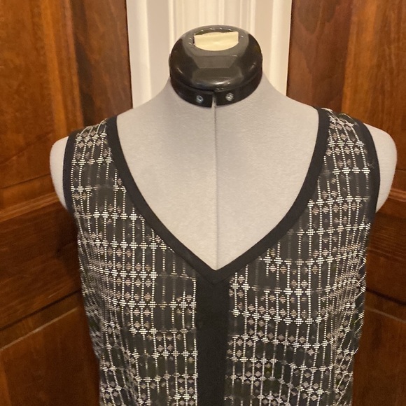 Metaphor sleeveless blouse. - Picture 2 of 7
